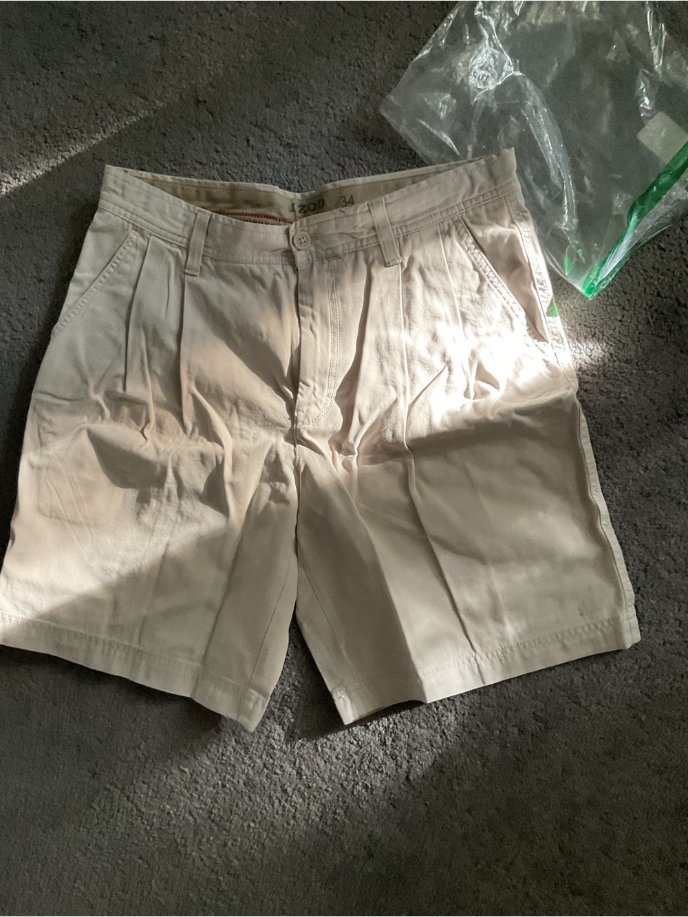 Izod Men’s Cream Flat-Front Shorts